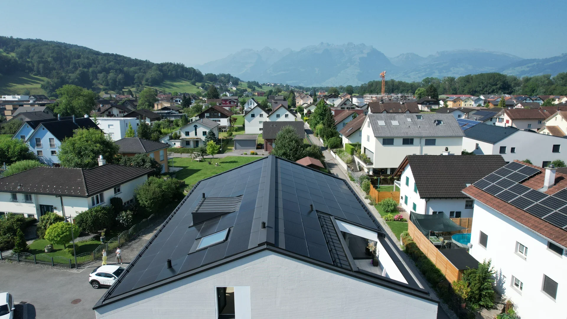 Flächenbündige Indach-Photovoltaikanlage auf Satteldach mit Bergpanorama