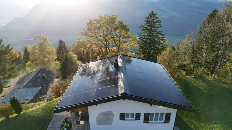 Photovoltaikanlage auf dem Dach eines Einfamilienhauses